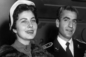 «محمدرضا پهلوی و همسر دوم» در حال ورود به محل برگزاری جشن عروسی؛ سال 1329