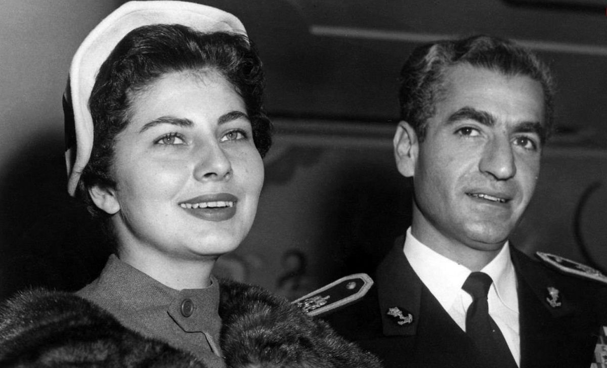«محمدرضا پهلوی و همسر دوم» در حال ورود به محل برگزاری جشن عروسی؛ سال 1329