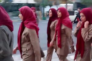 ماجرای حضور زنانی با لباس منافقین در تهران چیست؟/ ویدئو

