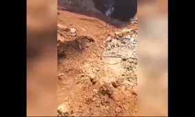 بیرون آوردن پیکر شهدای بمباران ضاحیه لبنان از گودال/ ویدئو
