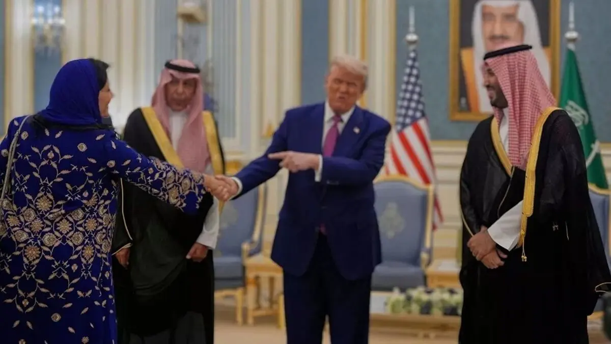 دست‌ دادن دیپلمات‌ های زن عربستان با ترامپ از دوربین رسانه ها/ رشد حضور زنان در ساختارهای رسمی و مدیریتی عربستان/ تصاویر

