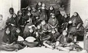 سفر در زمان؛ زنان ناصرالدین شاه در حیاط عمارت اندرونی کنار حوض