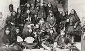 سفر در زمان؛ زنان ناصرالدین شاه در حیاط عمارت اندرونی کنار حوض
