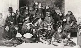 سفر در زمان؛ زنان ناصرالدین شاه در حیاط عمارت اندرونی کنار حوض