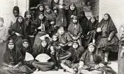 سفر در زمان؛ زنان ناصرالدین شاه در حیاط عمارت اندرونی کنار حوض