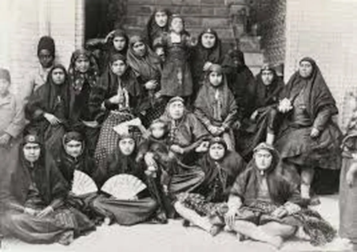 سفر در زمان؛ زنان ناصرالدین شاه در حیاط عمارت اندرونی کنار حوض
