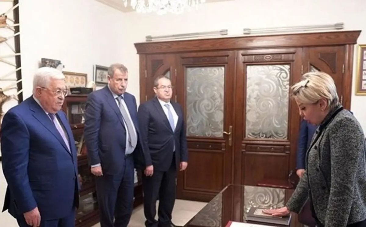  پوشش سفیر فلسطین در منزلش در ایران در حضور سیدحسن خمینی/ عکس

