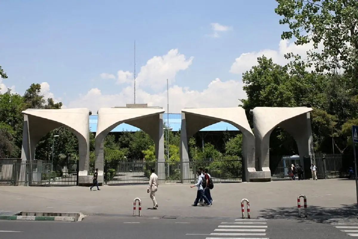 جو متشنج اعتراضات در دانشگاه ها؛ هجوم عجیب به دانشجویان  دانشکده برق دانشگاه خواجه نصیر/ اقامه نماز ظهر توسط دانشجویان دانشگاه تهران در میان کف و سوت‌/ ویدئو