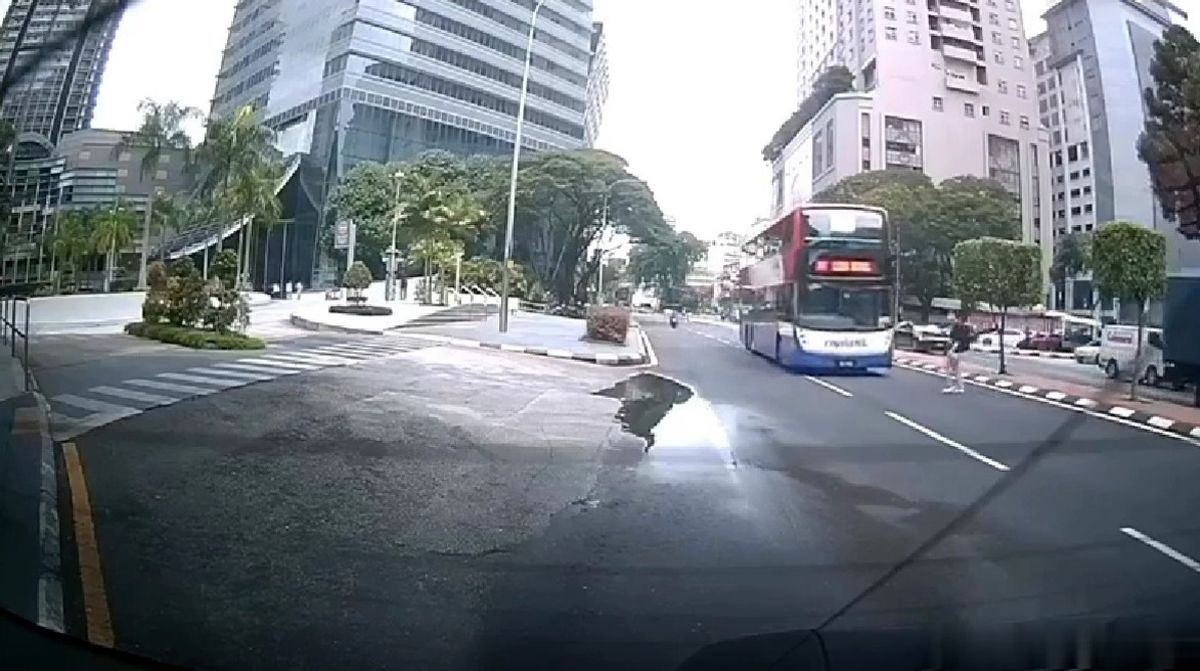  اتوبوس عابرپیاده حواس پرت را زیر گرفت/ ویدئو
