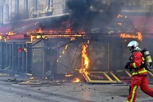 معترضان رستوران محبوب مکرون را آتش زدند/ ویدئو