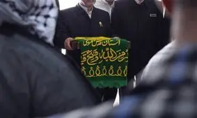 تعظیم طناب اعدام در برابر پرچم حرم رضوی