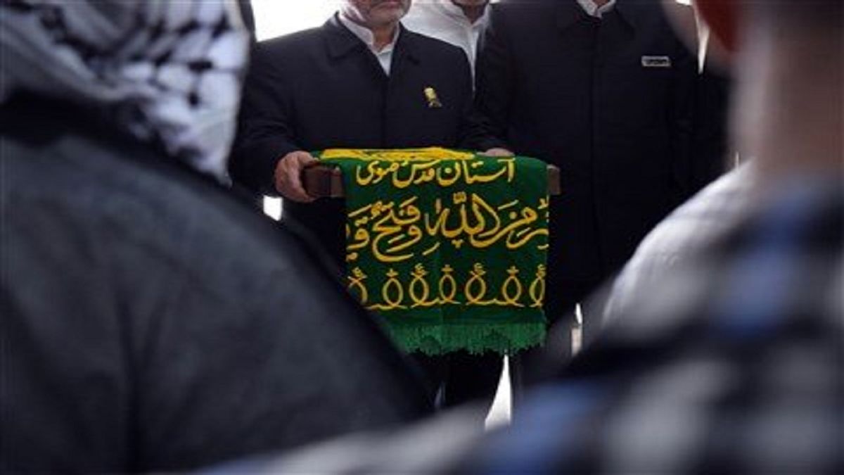 تعظیم طناب اعدام در برابر پرچم حرم رضوی