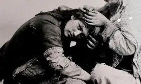  سفر به عصر قاجار؛ از «زن شپش‌گیر» تا «دختری با بادبزن»