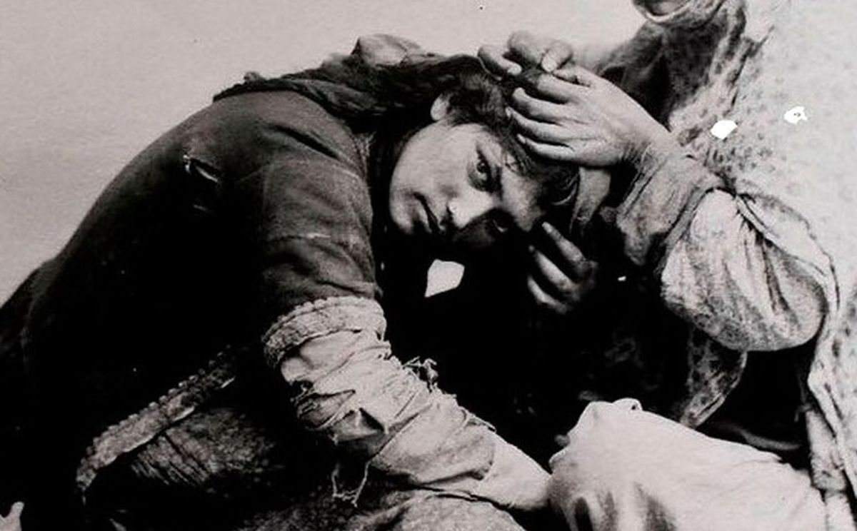  سفر به عصر قاجار؛ از «زن شپش‌گیر» تا «دختری با بادبزن» 