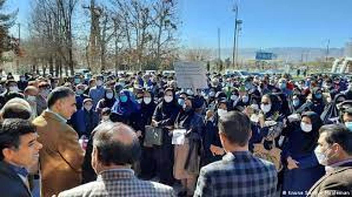 معلمان در بسیاری شهرهای ایران تجمع اعتراضی برپا کرده‌اند/ ویدئو