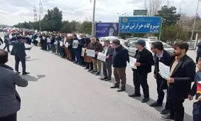 تشکیل زنجیره انسانی در مقابل نیروگاه حرارتی تبریز/ عکس

