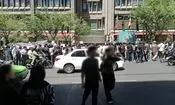 تجمع اعتراضی دانش آموزان مقابل وزارت آموزش و پرورش: در شرایط جنگی چگونه درس می‌خواندیم؟ »