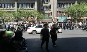 تجمع اعتراضی دانش آموزان مقابل وزارت آموزش و پرورش: در شرایط جنگی چگونه درس می‌خواندیم؟ »