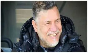 ویدئویی بامزه از عربی صحبت کردن علی دایی