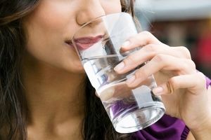 نوشیدن آب ناشتا فایده دارد یا ضرر؟