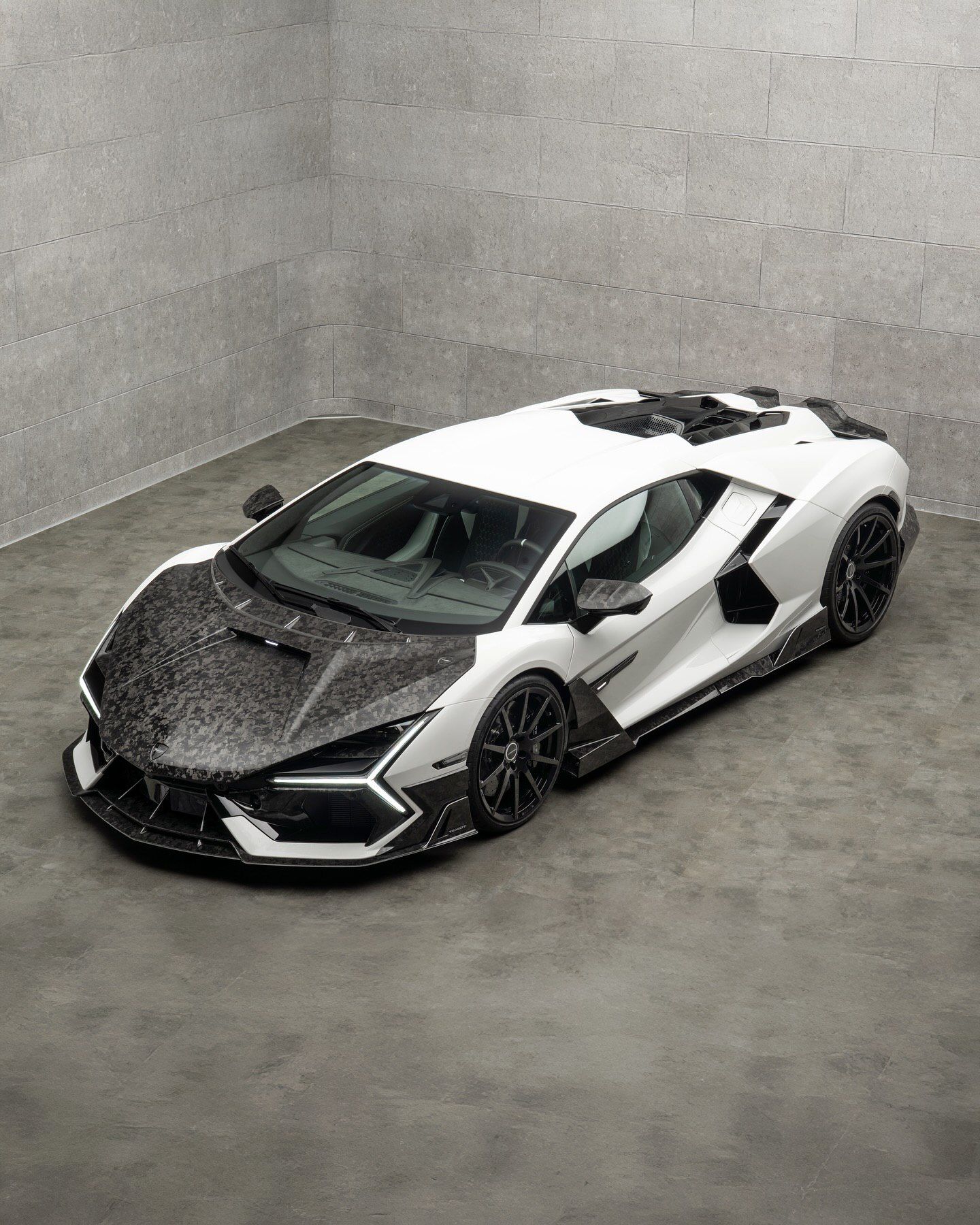 لامبورگینی روئلتو با پکیج سفارشی‌سازی «Initiate» منصوری، که با ارتقای قدرت به ۱۰۷۰ اسب بخار، شتاب صفر تا صد ۲.۴ ثانیه‌ای و بدنه فیبر کربنی، مرزهای عملکرد این ابرخودرو را جابه‌جا کرده است