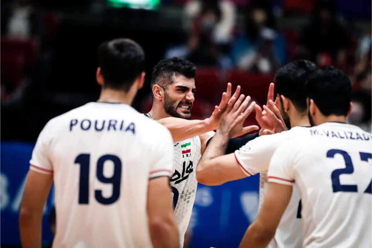 والیبال ایران قهرمانی آسیا را با برد آغاز کرد/ سنگ‌ تمام هواداران برای تیم ملی


