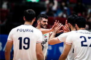 والیبال ایران قهرمانی آسیا را با برد آغاز کرد/ سنگ‌ تمام هواداران برای تیم ملی

