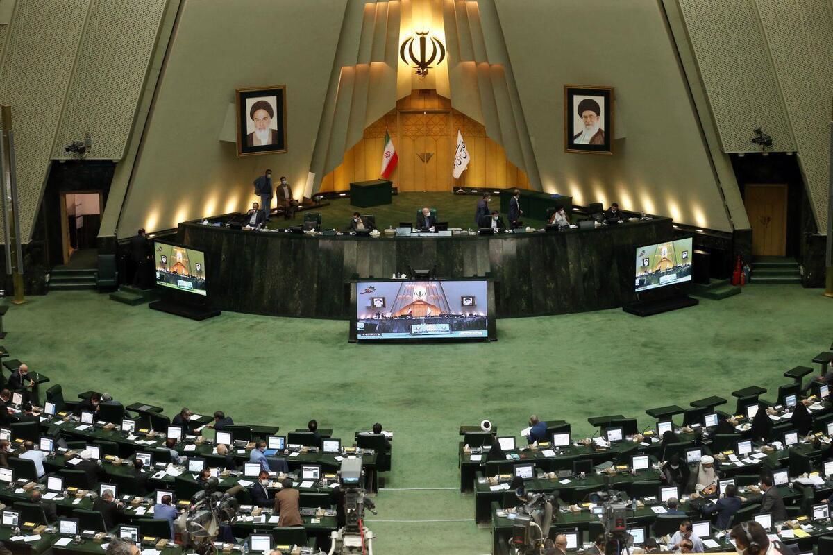ورود مردان به محیطهای اختصاص یافته به زنان مشمول مجازات است/ هر شخصی در اماکن عمومی اقدام به برهنگی یا نیمه برهنگی نماید بلافاصله بازداشت میشود