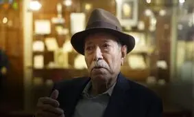 ترانه‌خوانی شادمانه علی نصیریان در ۹۰ سالگی/ ویدئو