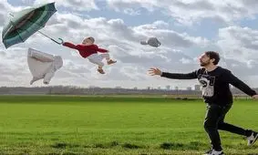 پدر خلاقی که با تصاویر خطرناک اما ساختگیِ فرزندان خردسالش مشهور شد/ عکس
