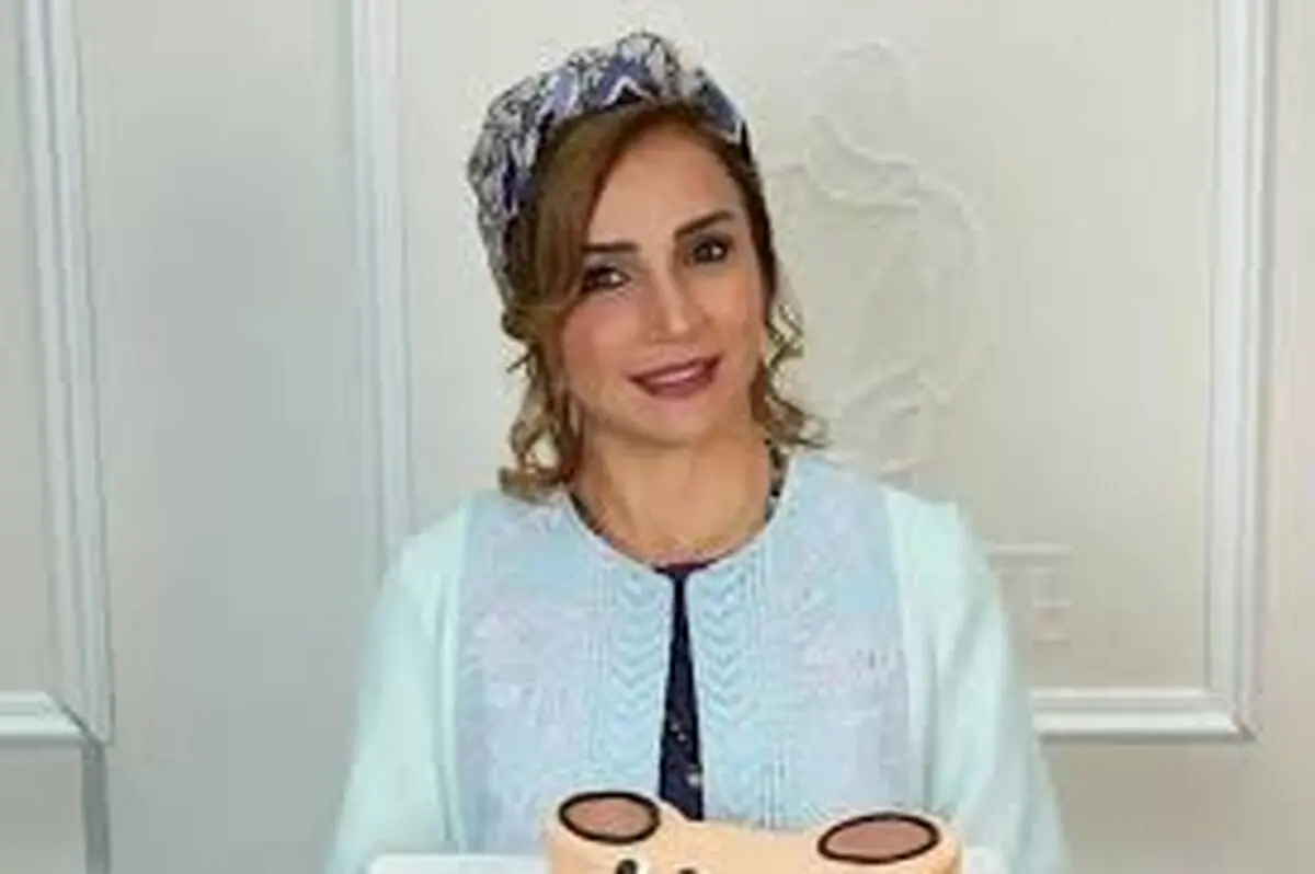 شبنم قلی‌خانی کیک تولد دوران کودکی خود را با دخترش پخت/ ویدئو
