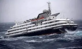 برخورد موج‌های عظیم به کشتی کروز/ ویدئو