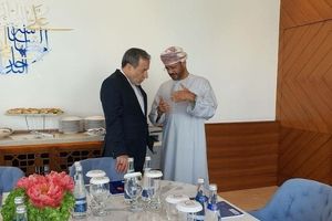 گفت‌وگوی خصوصی عراقچی و وزیر خارجه عمان