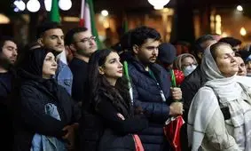 مداحی متفاوت در میدان انقلاب درباره حجاب دختران جوان/ ویدئو