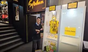 در اثر حمله یکی از عوامل آلومینیوم، مربی سپاهان مصدوم شد/ ویدئو