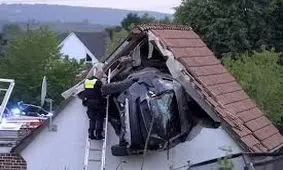  تصادف عجیب یک خودرو در آلمان / ویدئو