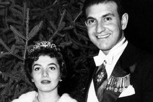 سفر در زمان؛ «بوسیدن دست محمدرضا پهلوی به شیوه اردشیر زاهدی»؛ اوایل دهه 40