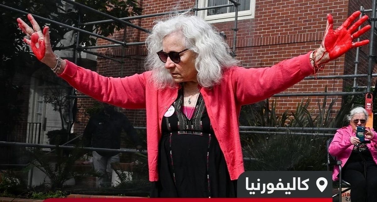 فعالان خواستار آتش بس در غزه روی خانه نانسی پلوسی رنگ قرمز پاشیدند/ ویدئو