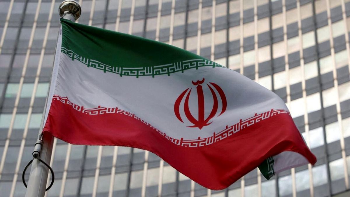 فعال سیاسی: نگاه به غرب، کشور را از موفقیت دور میکند