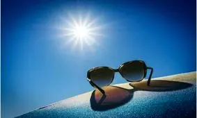 این ساعت ها حتما عینک آفتابی بزنید