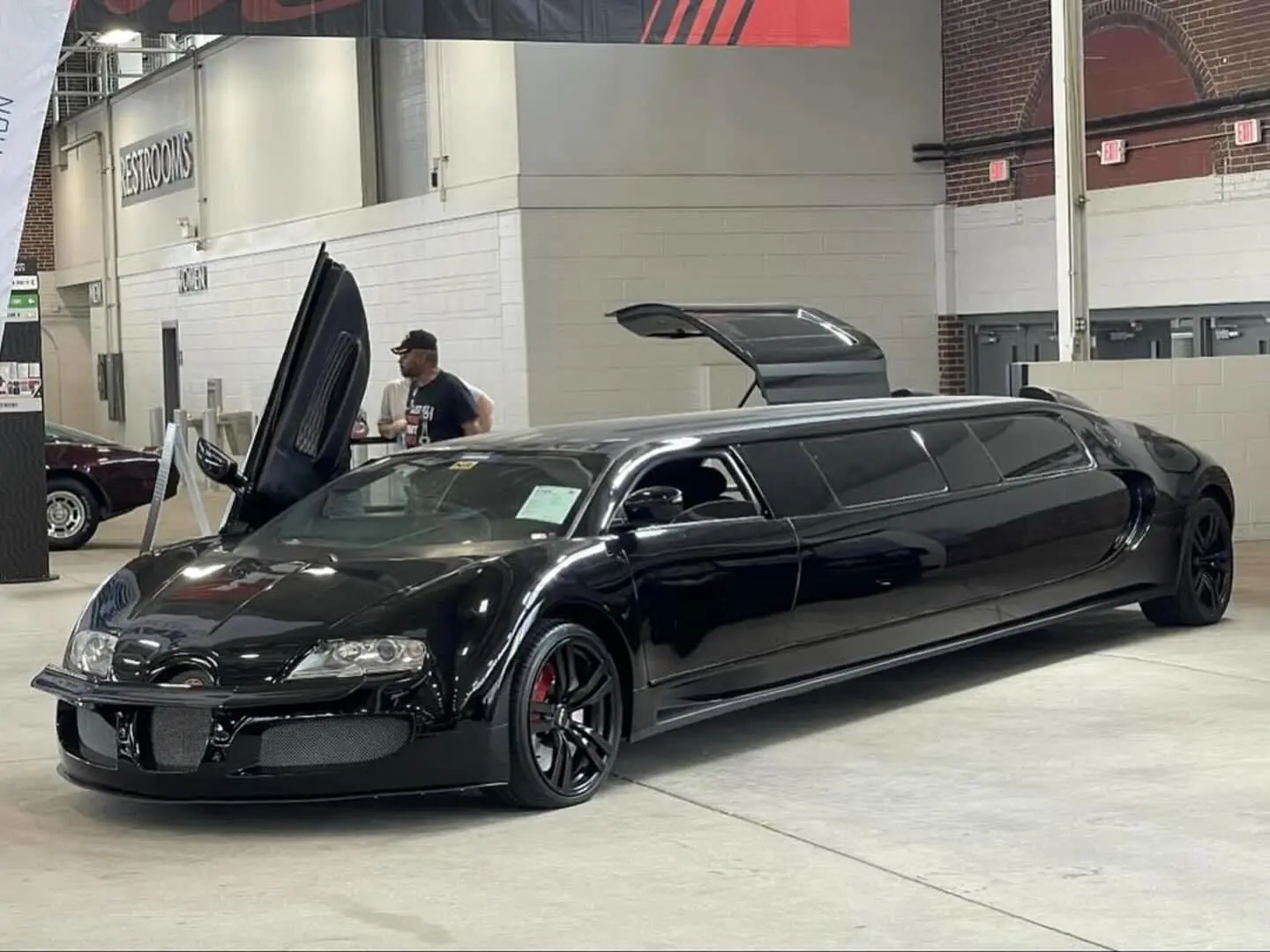 نمای جانبی لیموزین کشیده بوگاتی وی‌لانگ با درهای باز شده به سبک بال‌چایچی و طراحی الهام گرفته از بوگاتی ویرون.