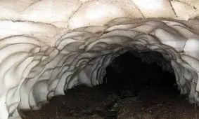 گرفتار شدن ۷ گردشگر در تونل برفی ازنا/ فوت یک گردشگر