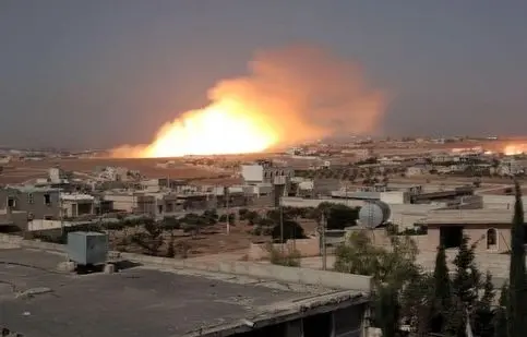 تصویری از پدر با دو فرزندش که در خیابان  گرفتار بمب های آمریکا و اسراییل شدند