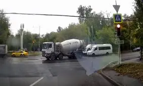 تصادف شاخ به شاخ دو خودروی ون در تقاطع/ ویدئو