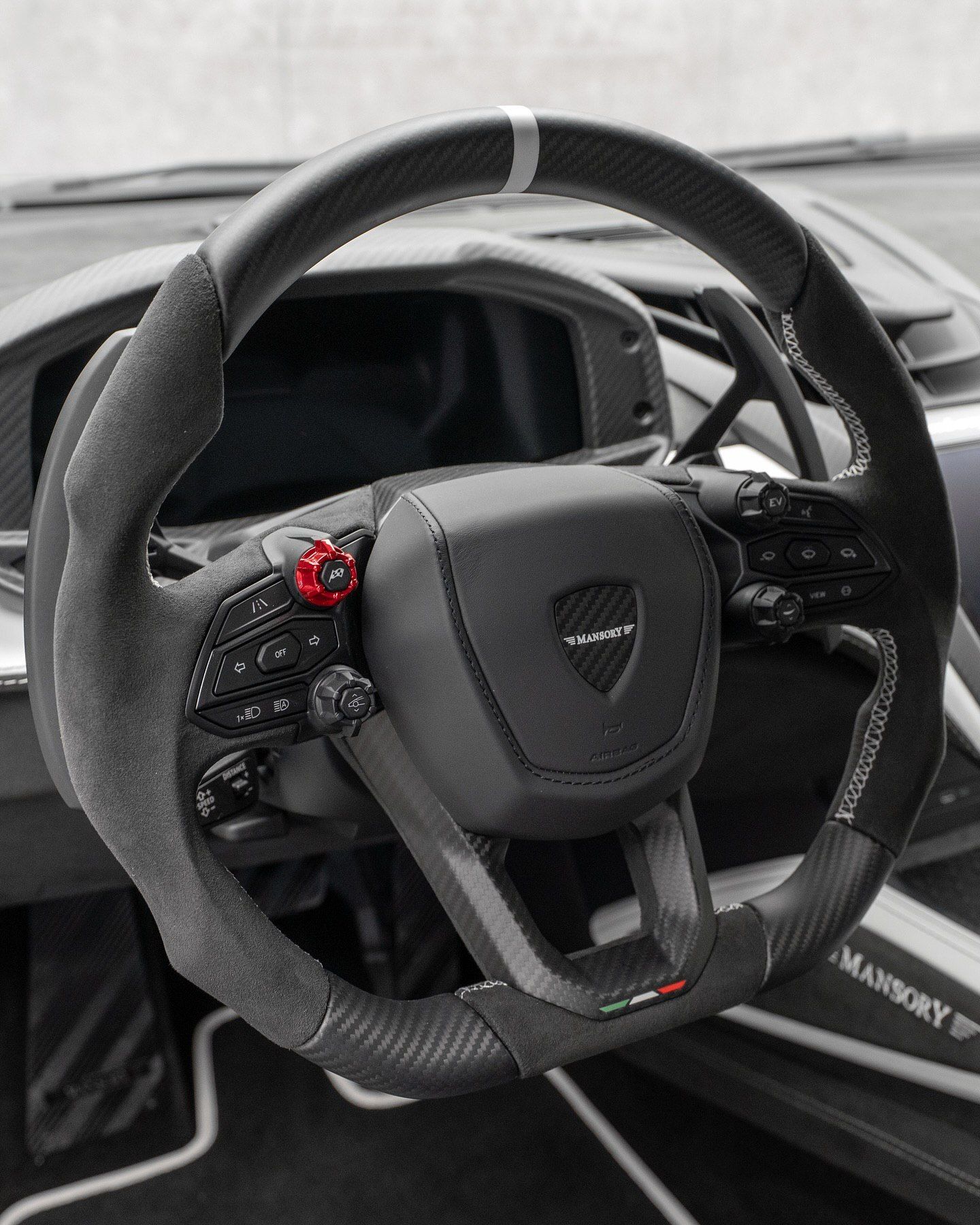 لامبورگینی روئلتو با پکیج سفارشی‌سازی «Initiate» منصوری، که با ارتقای قدرت به ۱۰۷۰ اسب بخار، شتاب صفر تا صد ۲.۴ ثانیه‌ای و بدنه فیبر کربنی، مرزهای عملکرد این ابرخودرو را جابه‌جا کرده است