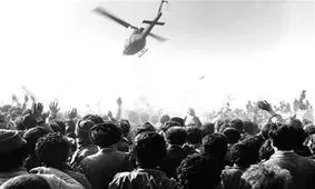 تصویری تاریخی از خروج امام خمینی از بالگرد و حرکت به سمت پایگاه سخنرانی در بهشت زهرا