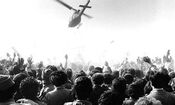 تصویری تاریخی از خروج امام خمینی از بالگرد و حرکت به سمت پایگاه سخنرانی در بهشت زهرا