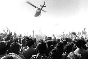 تصویری تاریخی از خروج امام خمینی از بالگرد و حرکت به سمت پایگاه سخنرانی در بهشت زهرا