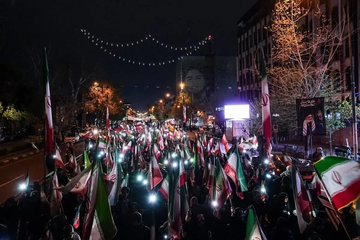 حرکت دسته مردمی پرچمداران ایران به مناسبت روز جمهوری اسلامی ایران