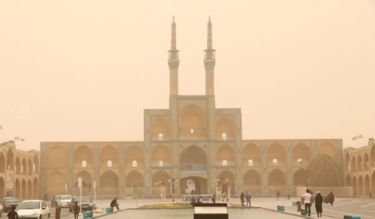 توفان گرد و خاک، جاده یزد به میبد را مسدود کرد/ ویدئو